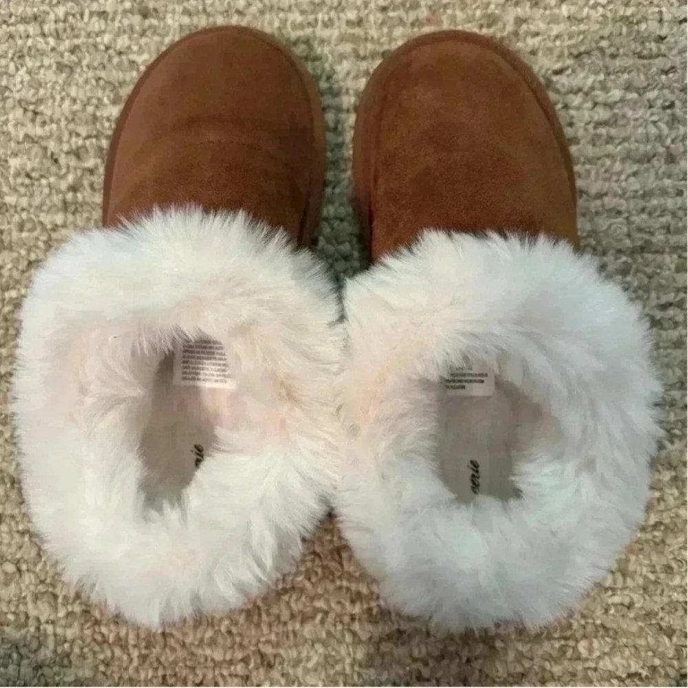 Aerie Cozy Tan Slippers with Plush Lining NWOT